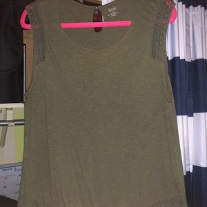 Cute green top!